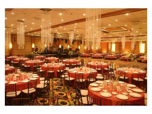 Colores en armonía de las mesas y el salón