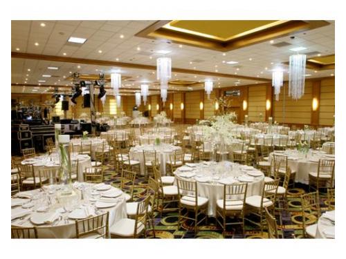 Salon con pista de baile en el centro