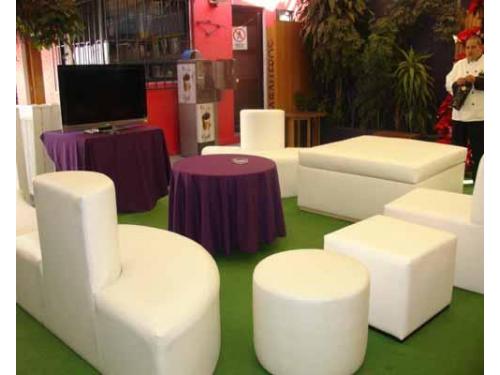 Mesas en el centro de la sala