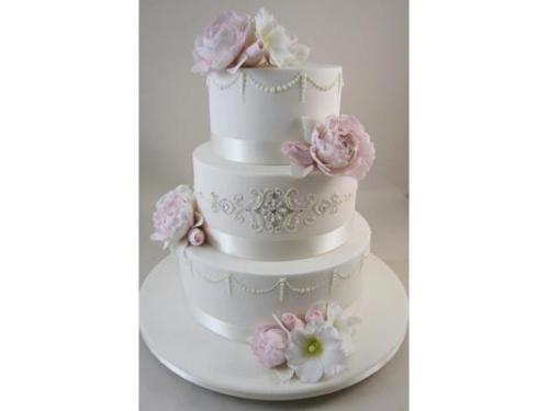 Pastel decorado con flores