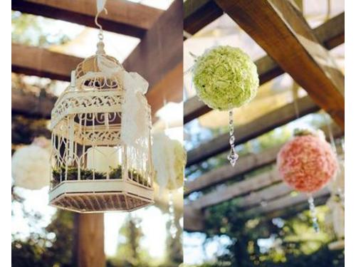 Decoración con jaula y esferas florales
