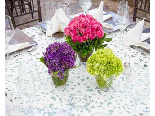 Centros de mesa con flores de colores