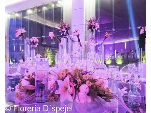 Arreglos con flores y luces