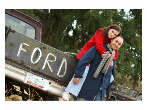 Novios en camioneta clásica