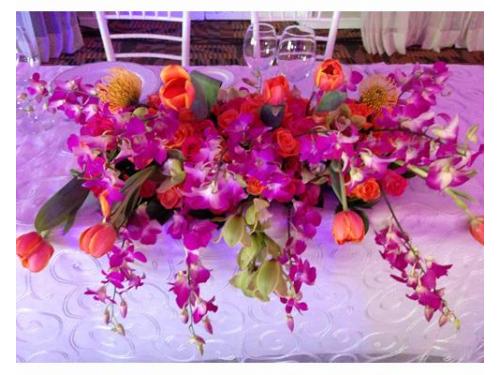 Flores en la mesa de los novios