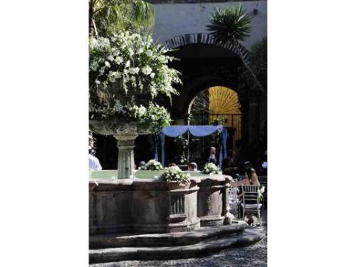 Fuente en el centro del jardín