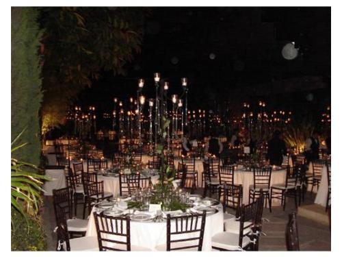 Iluminación con velas alrededor de las mesas