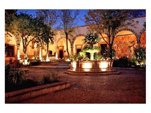 Iluminación del jardín y fuente