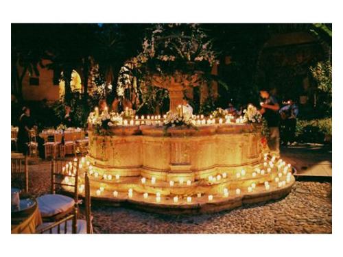 Fuente adornada con velas