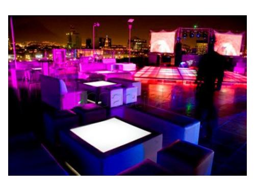 Zona lounge junto a la pista de baile