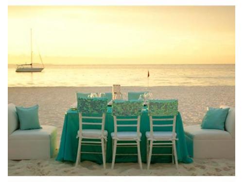 Montaje de banquete en la playa