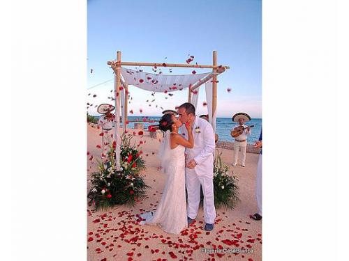 Los felices novios disfrutando al máximo su boda