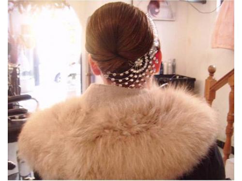 Peinado alto con media luna en pedrería