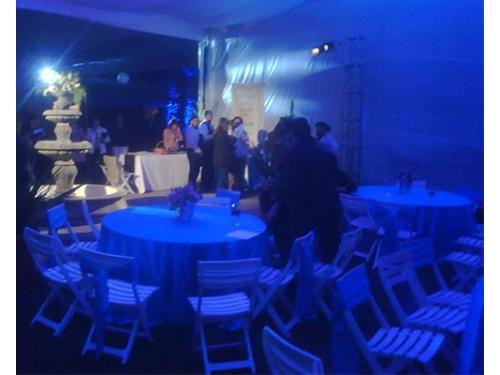 Decoración con iluminación en mesas para crear un tipo de ambiente