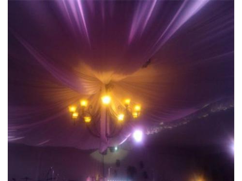 Decoración con telas e iluminación en ellas