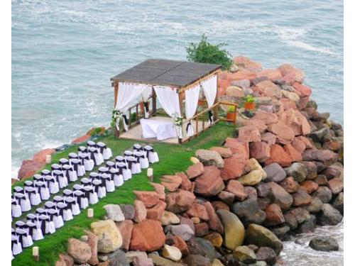 Ceremonia a la orilla de mar