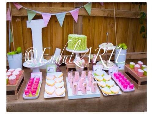 Mesa de postres multicolor