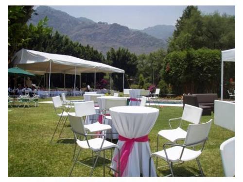 Vista panorámica desde el jardín lateral de la villa