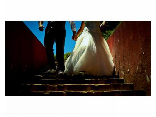 Novios tomados de la mano