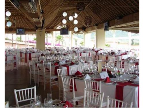 Montaje blanco y rojo para la boda
