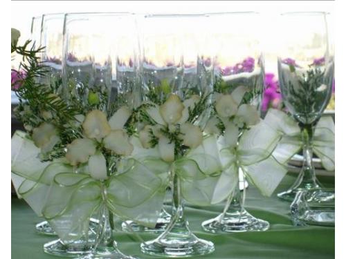 Copas con flores blancas