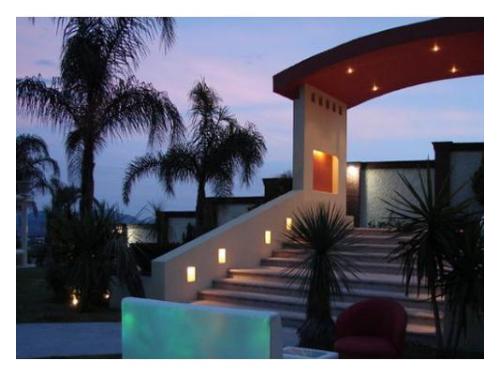 Romántico jardín con entrada