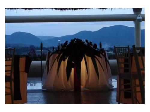 La mesa de los novios decorada