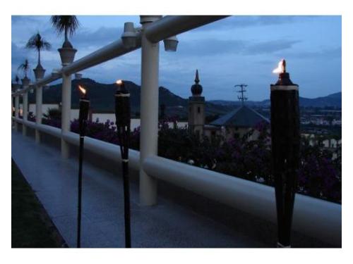 Pequñas antorchas para iluminar la boda