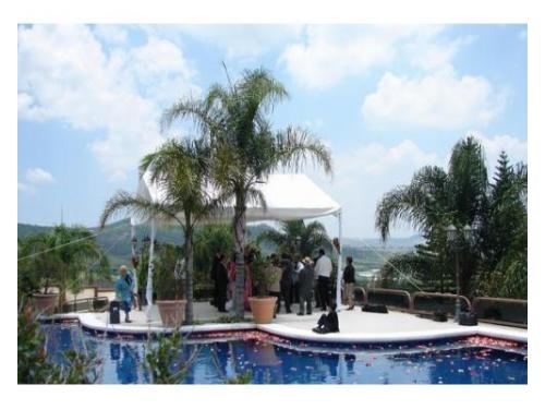 Alberca decorando la celebración