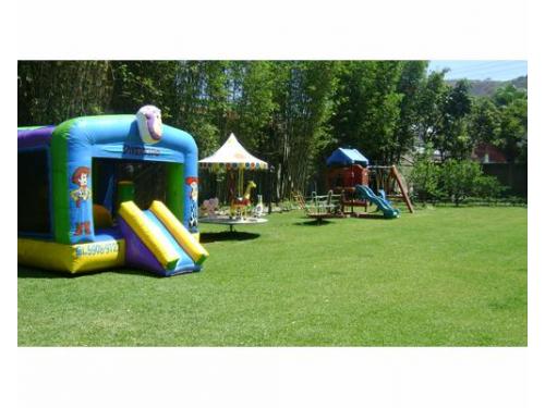 Amplio jardín con zona infantil