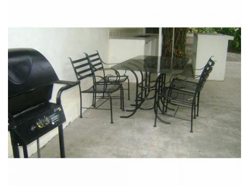 Mesas y sillas en la terraza