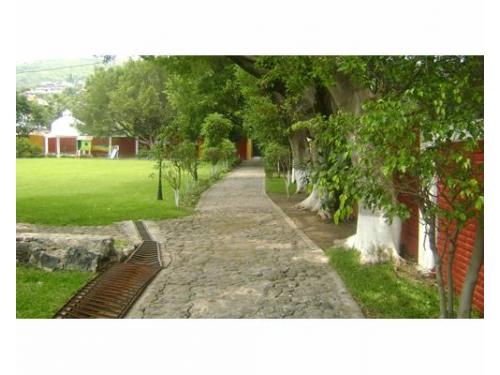 Camino que lleva al kiosko