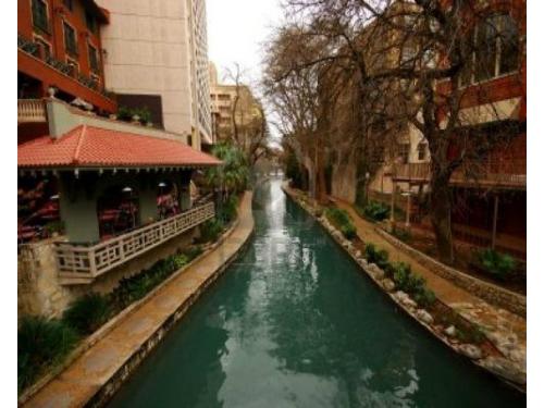 Camina de la mano con tu pareja y disfruta de la vista