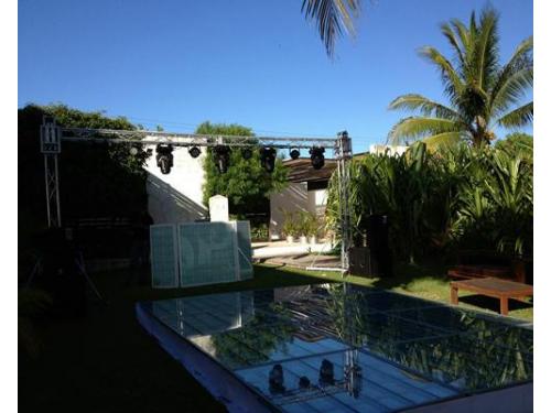 Estructura de luces, cabina y pista de baile