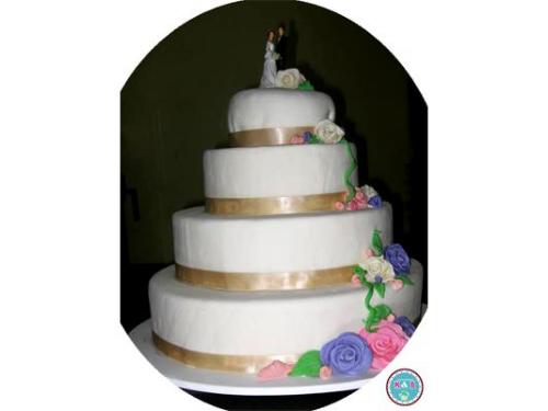 Pastel decorado con flores