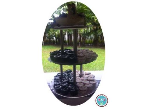 Torre de cupcakes y pastel