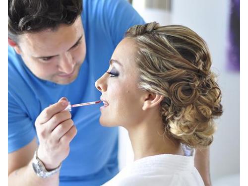 Los últimos detalles del maquillaje