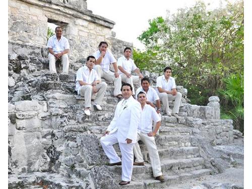 Novio con padrinos de boda