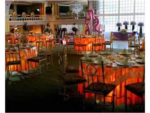 Iluminación debajo de las mesas