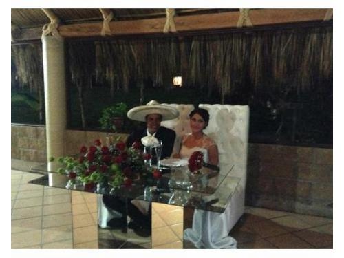 Novios en la mesa principal