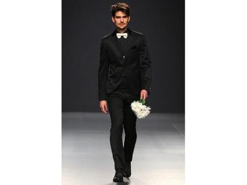 Traje negro moño blanco