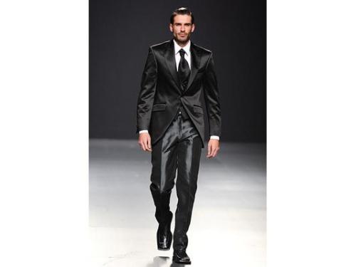 Traje negro satinado