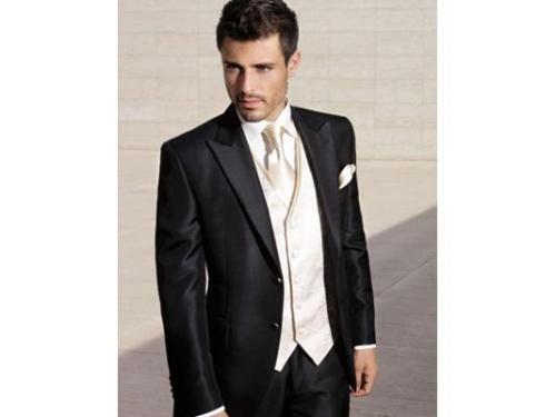 Traje negro con beige