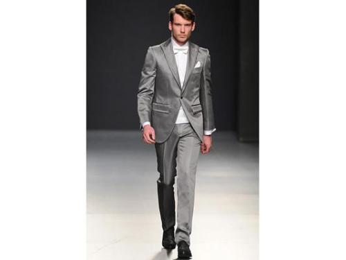 Traje gris con blanco