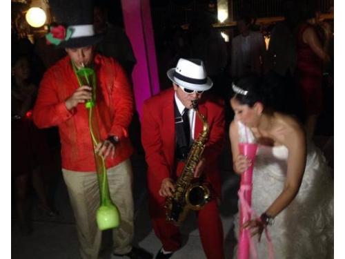 Gran ambiente para los novios