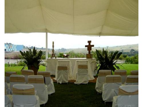 Terraza decorada con carpa para ceremonia