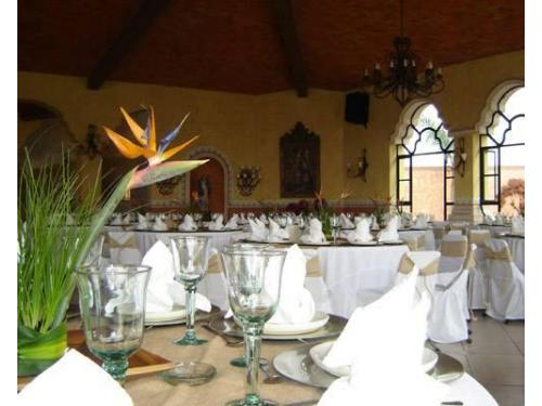 Salón para bodas con mesas