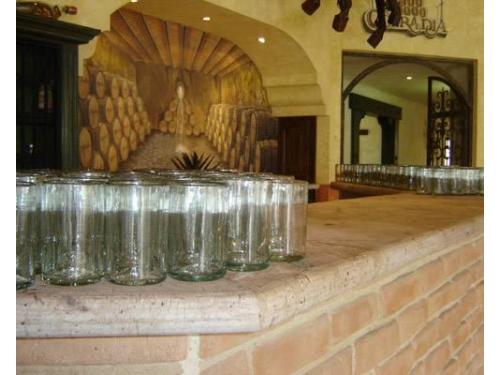 Barra de bebidas en el salón para la boda