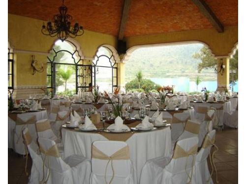 Mesas decoradas en la terraza