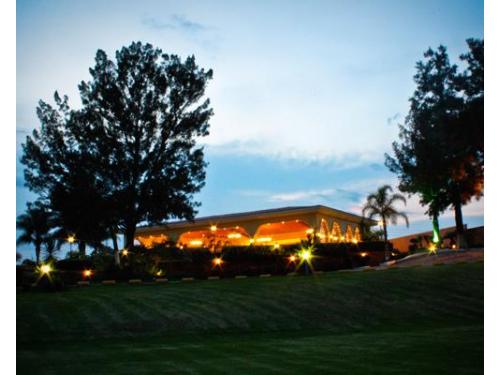 Salón de noche iluminado